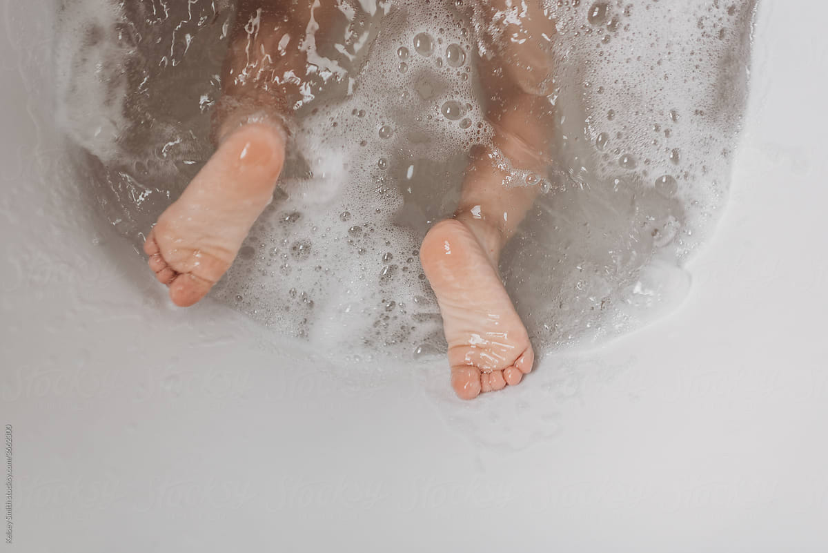Toddler feet in bathtub
