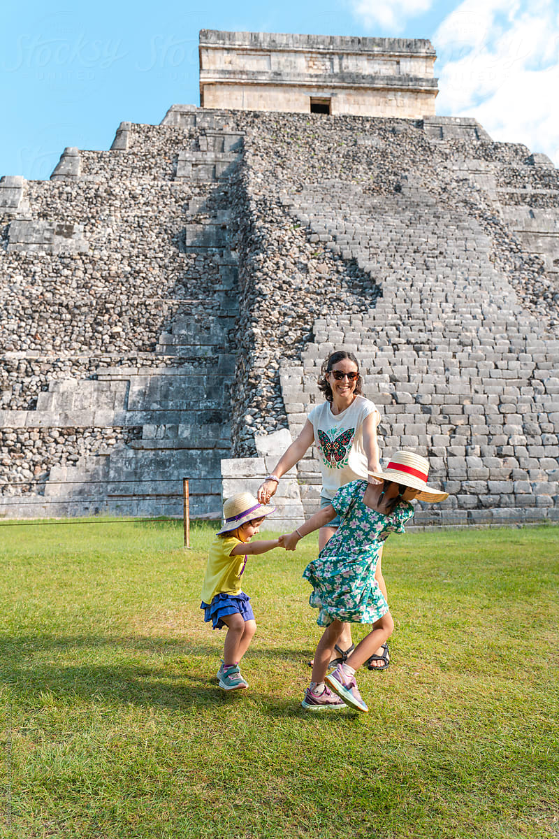 Travel with kids in Chichen Itzá, Mexico. Family dancing