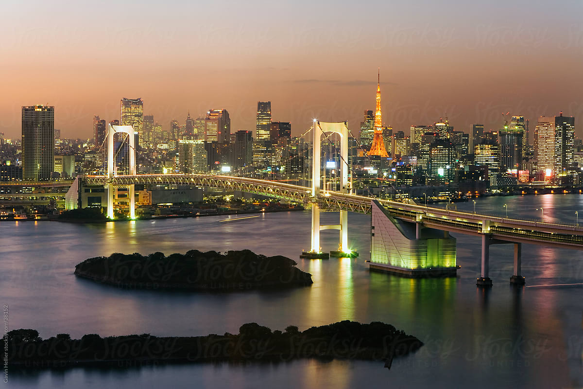 Asia, Japan, Tokyo, Tokyo Bay, Odaiba, Rainbow Bridge and Tokyo Tower illuminated at dusk - elevated