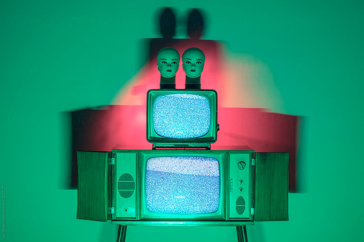 light experiment with retro TVs and doll heads