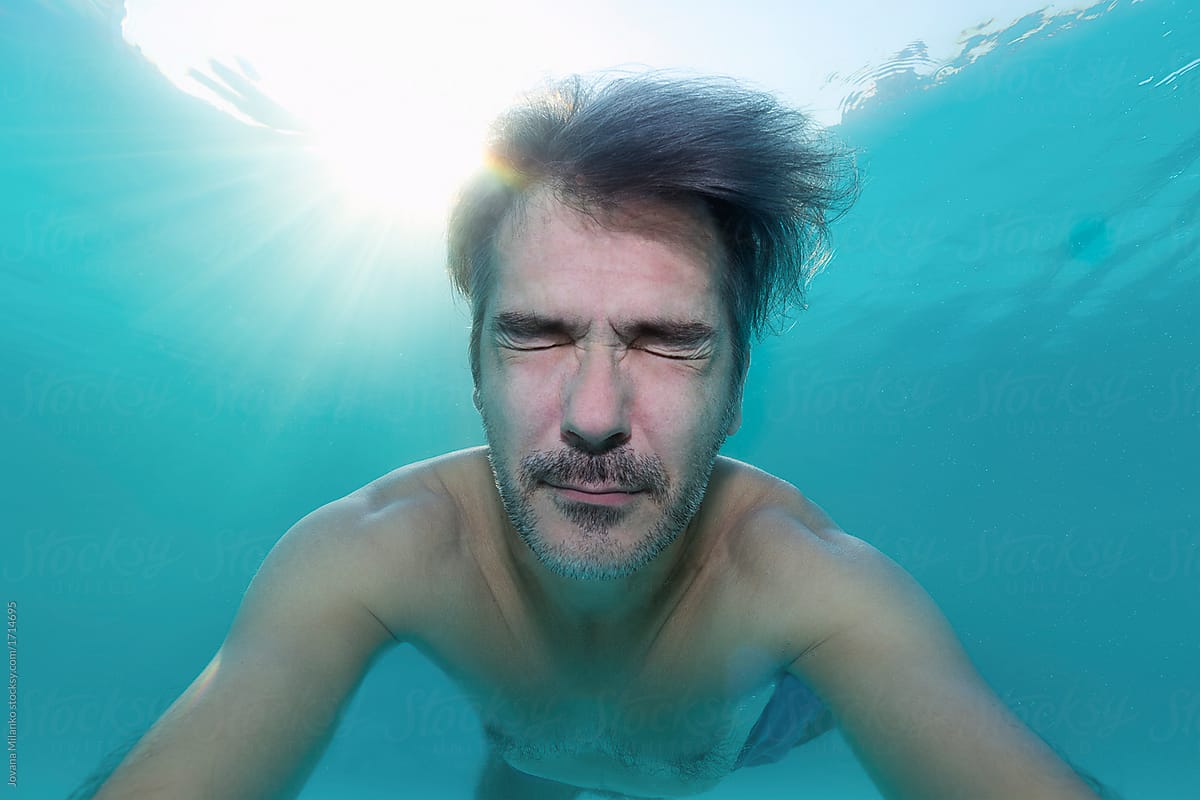 «Chlorine Hurting Man's Eyes In Swimming Pool Selfie» del colaborador ...