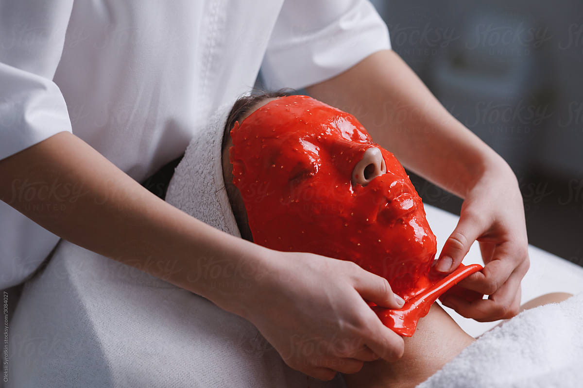 Facial treatment with alginate mask.