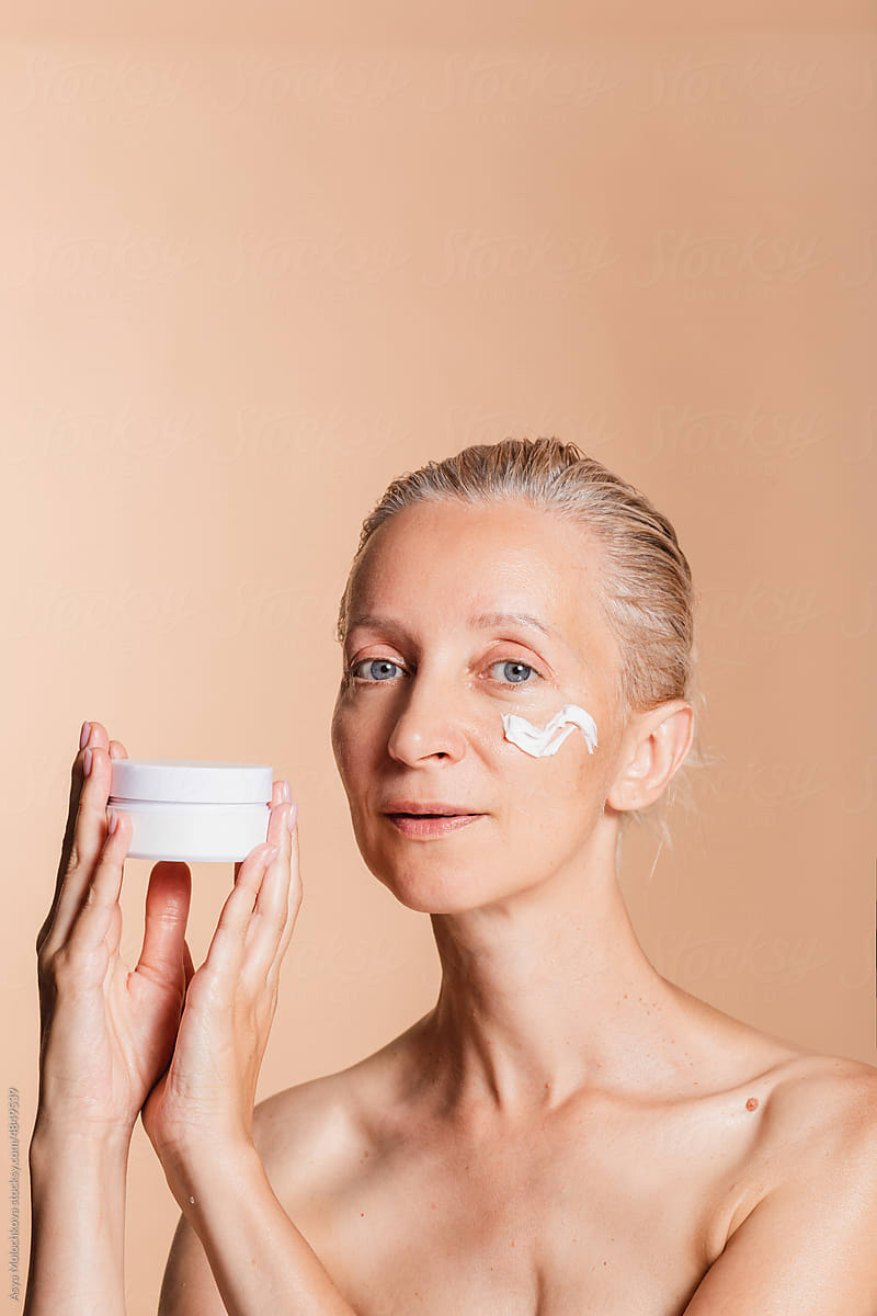 Using daily moisturizing cream for beauty