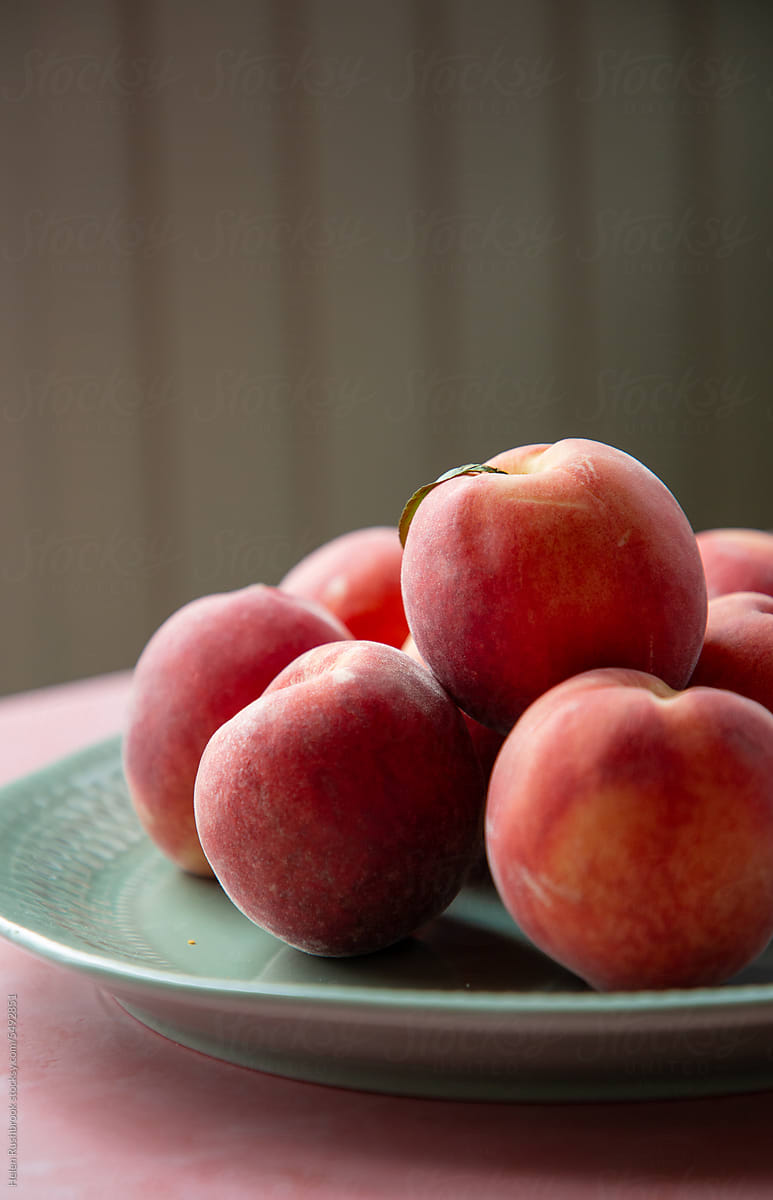 A plate of fresh white flesh peaches.