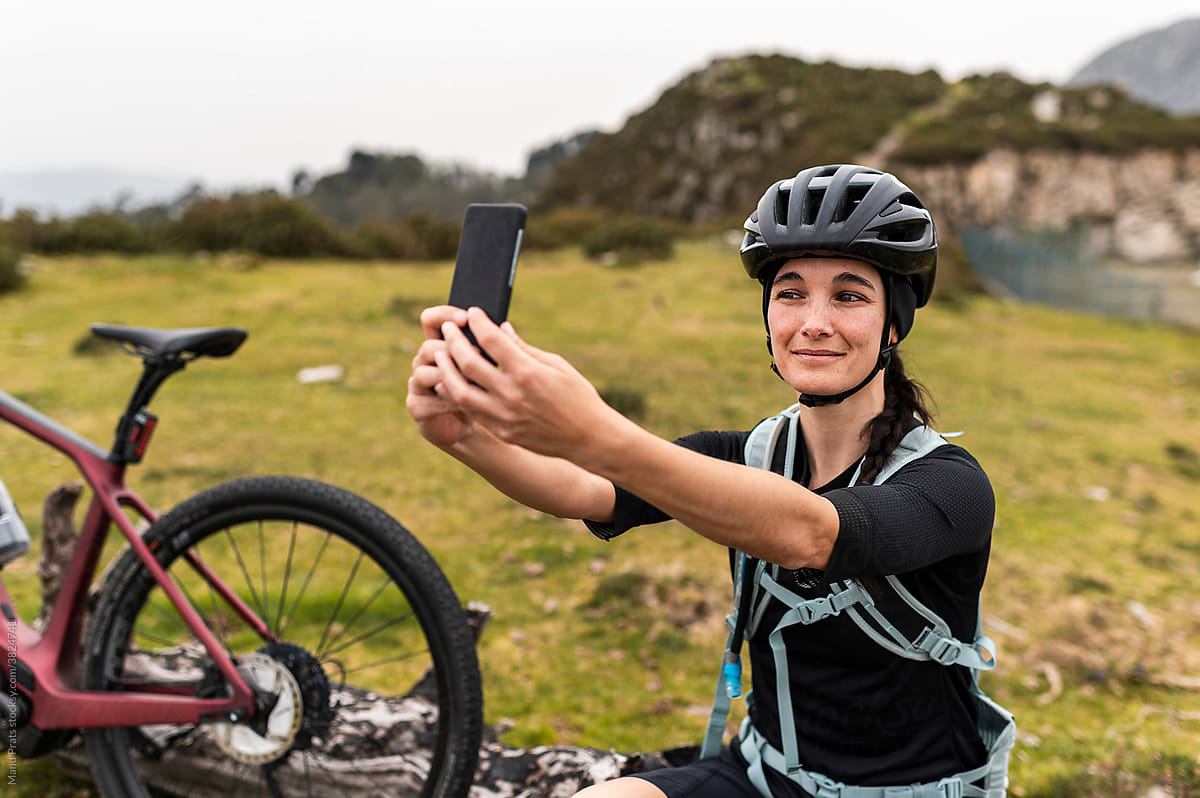 Sportswoman cyclist taking selfie