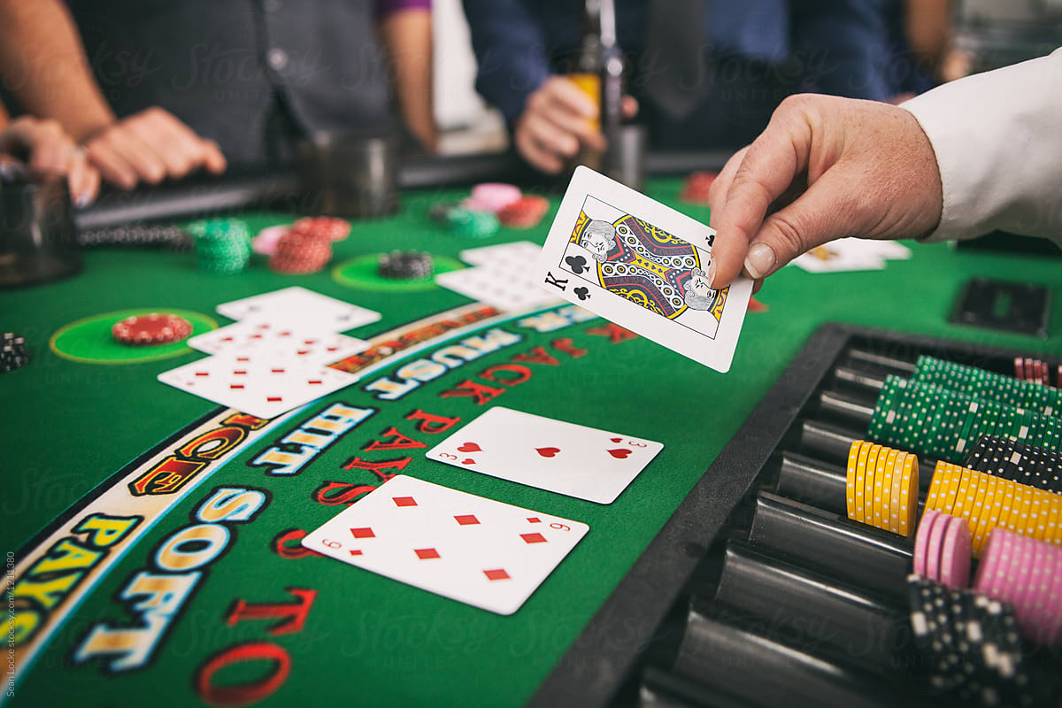 Casino: Dealer Gets King To Make Nineteen