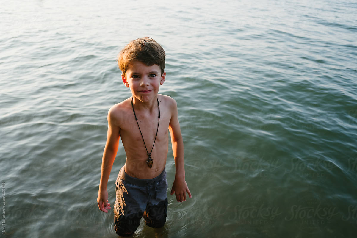 «Kids On The Beach At Sunset» del colaborador de Stocksy «Maria Manco ...