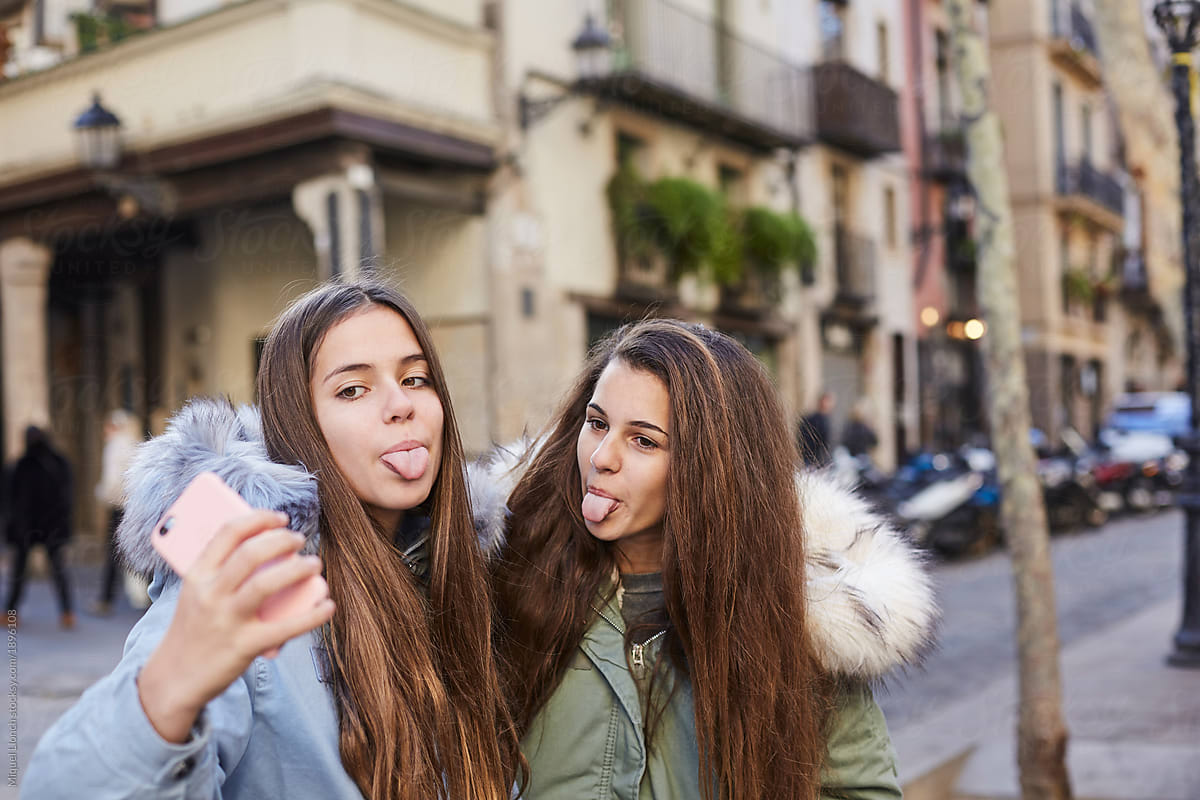 Portrait Of Couple Of Girl Teenagers Taking A Selfie While Sticking Out 5902