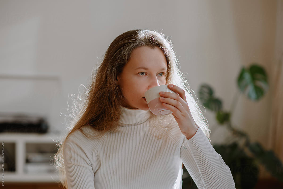 Woman drinking a cofee