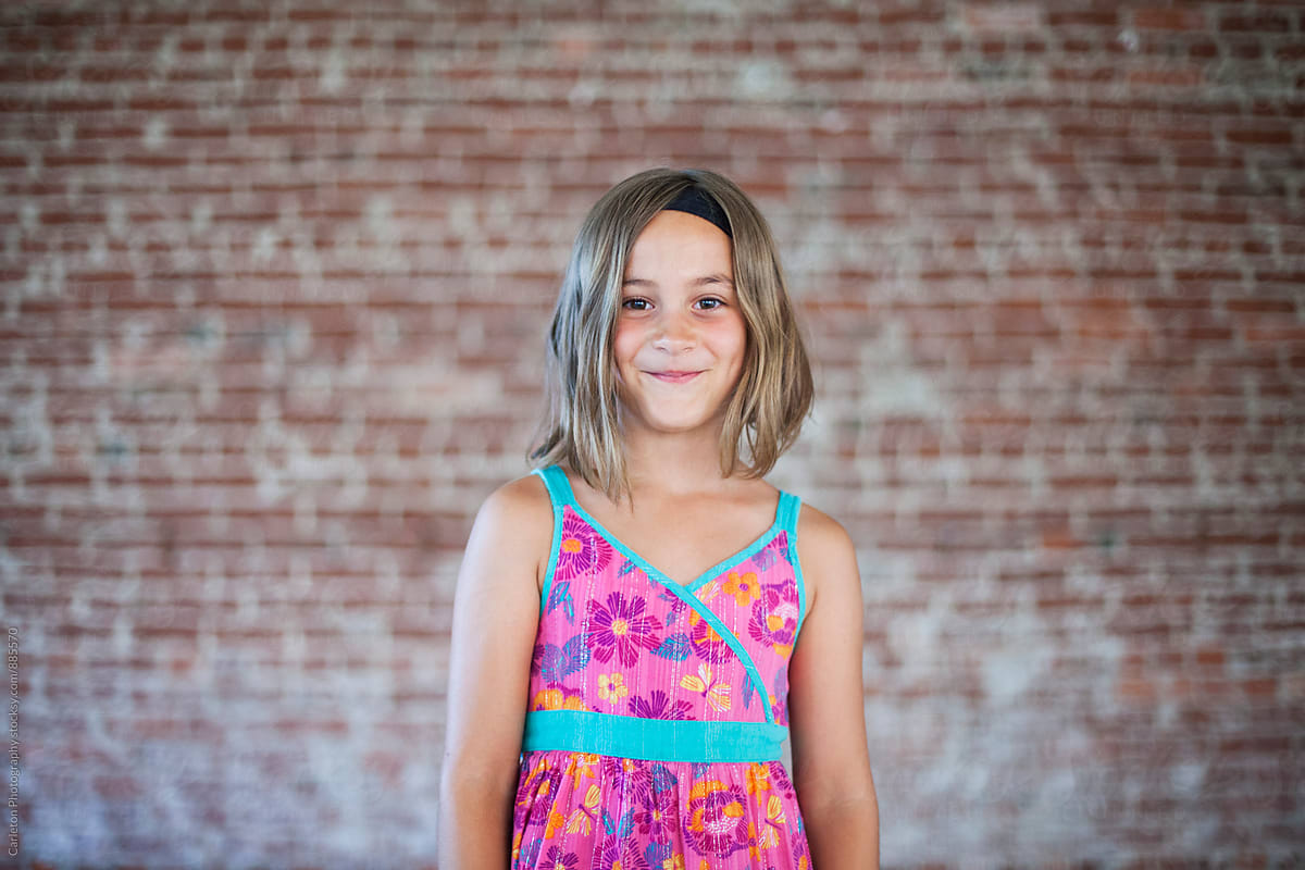 Girl In Front Of Brick Wall Del Colaborador De Stocksy Carleton Photography Stocksy