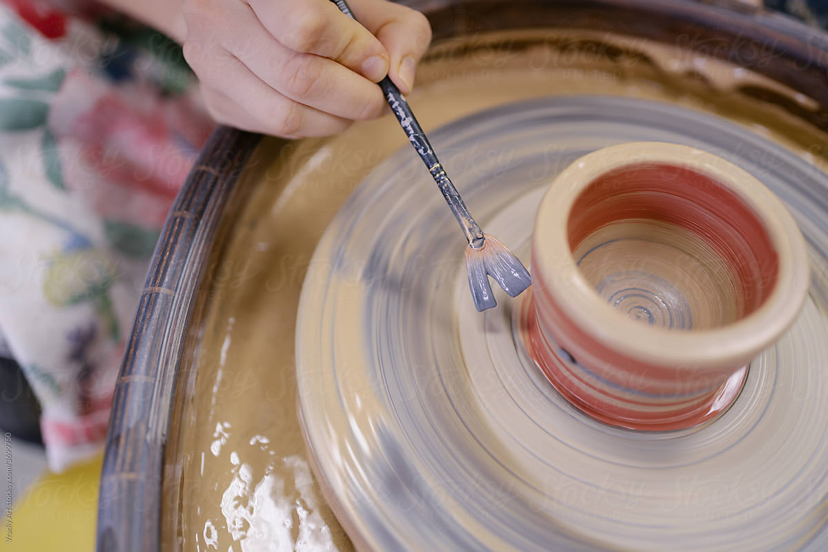 Painting ceramic pot with red color