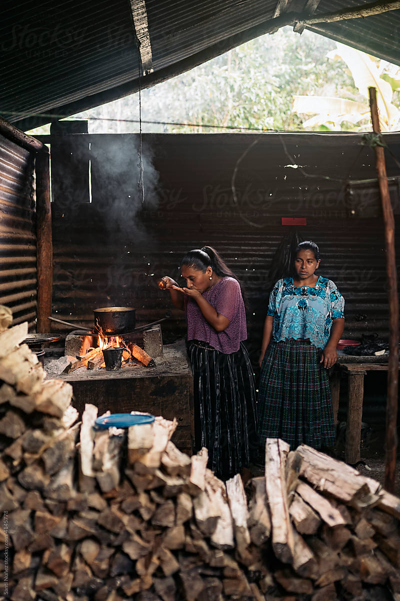 Guatemalan women preparing creole food