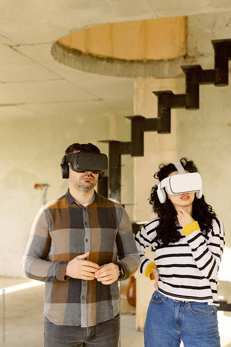 Couple Use VR Headset Preview New Apartment Project