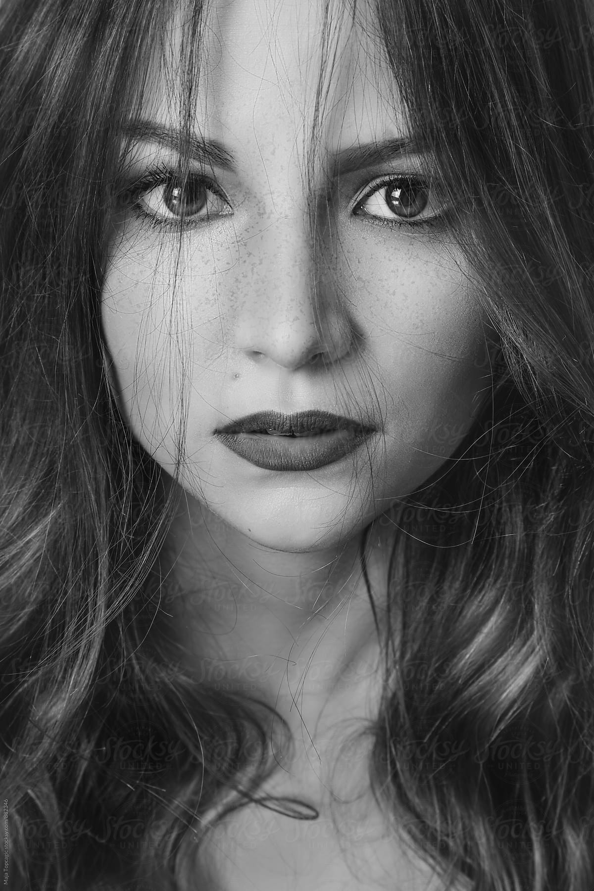 Portrait Of A Beautiful Woman In Black And White Del Colaborador De
