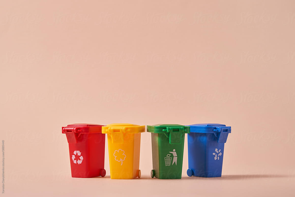 Closed trash cans for recycling