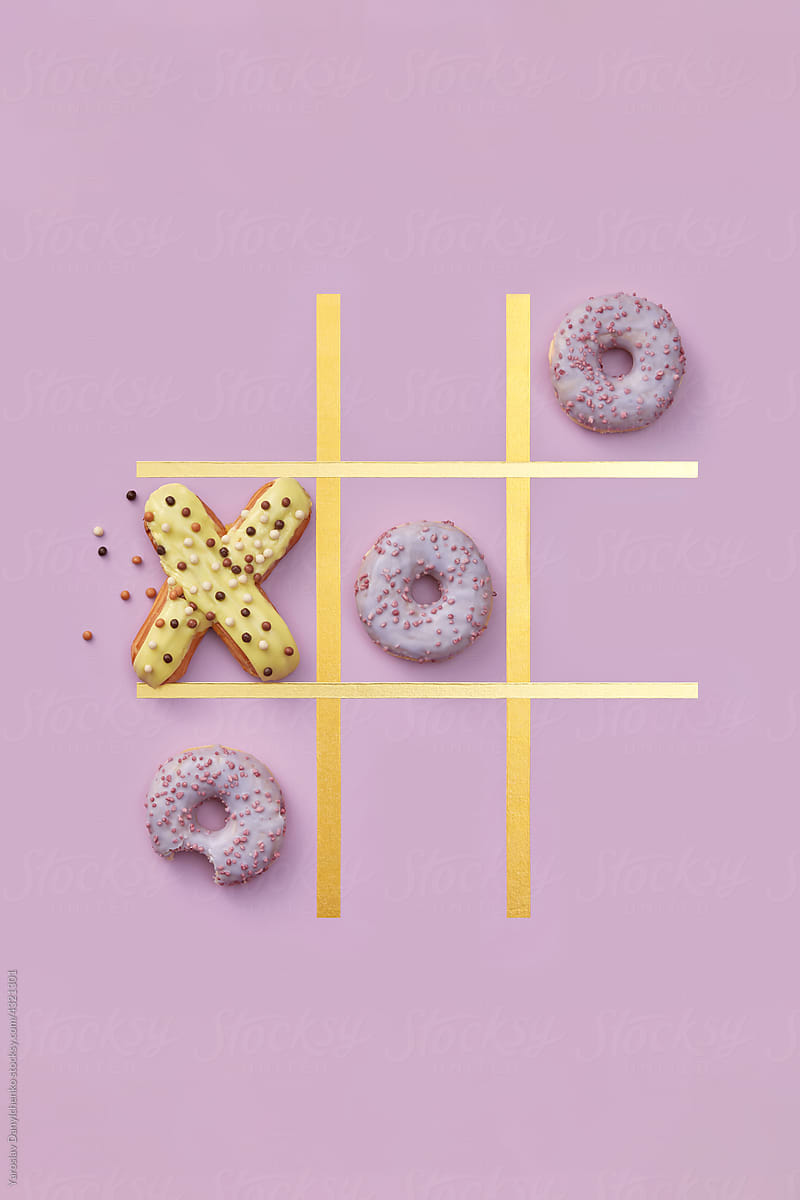 Tic-tac-toe game with glazed donuts