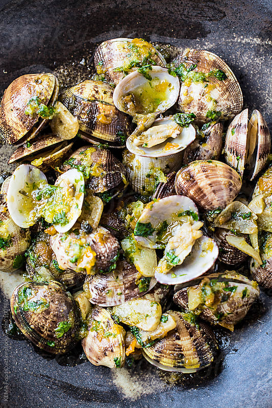 Clams with spicy seafood dip