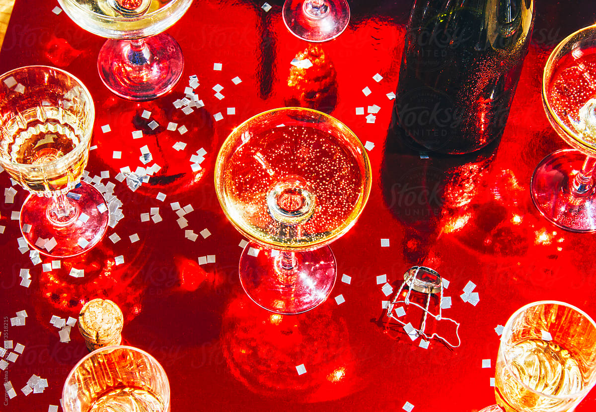 Party table with champagne glasses and sparkling decoration.