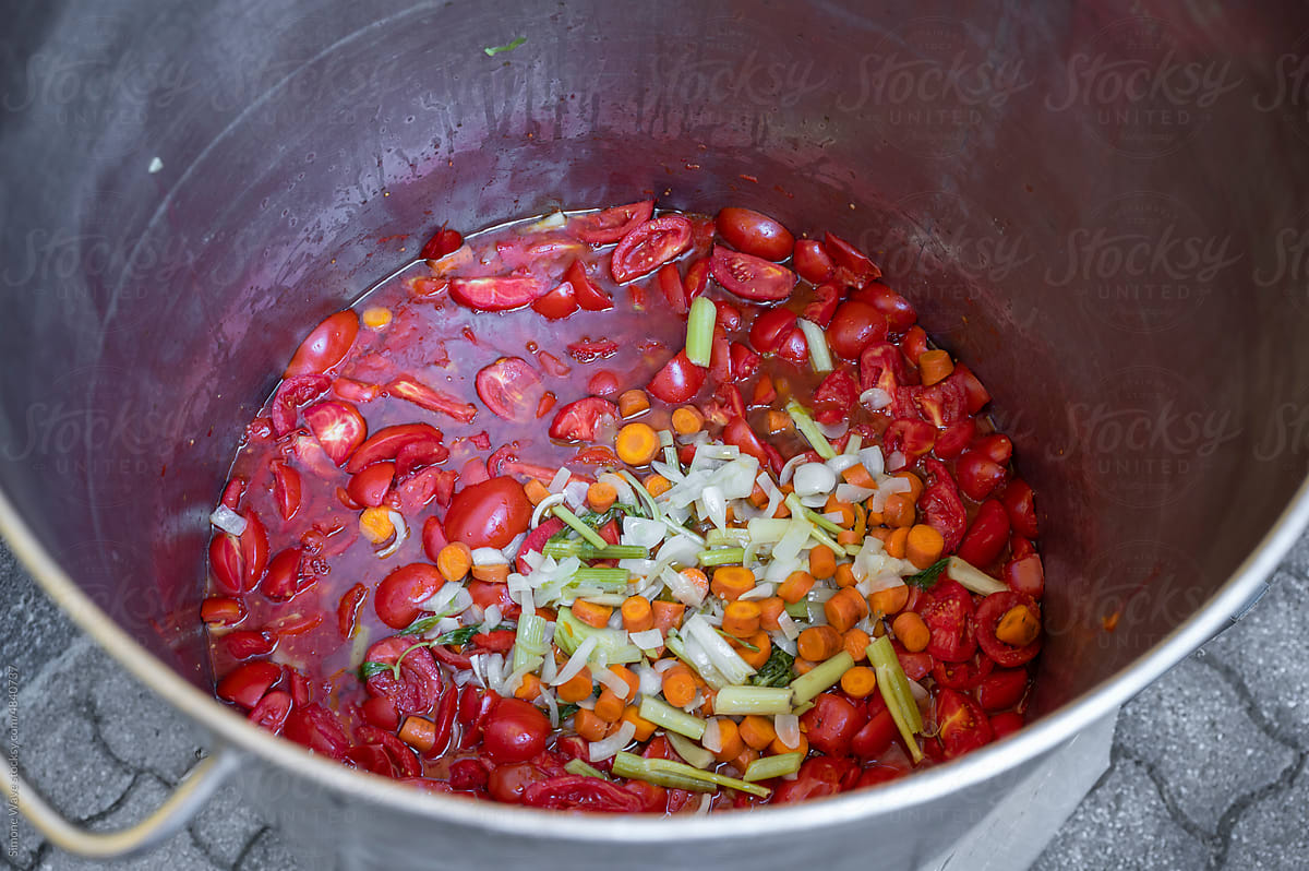 Cooking handmade tomato sauce passata