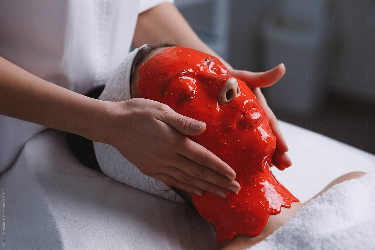 Facial treatment with alginate mask.