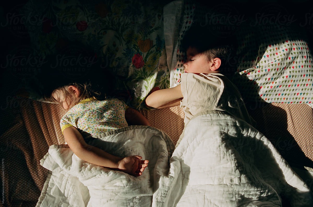 Siblings Sleeping In Bed Together Del Colaborador De Stocksy Maria