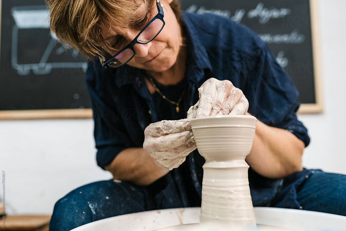 Ceramist focused on creation on the potter\'s wheel