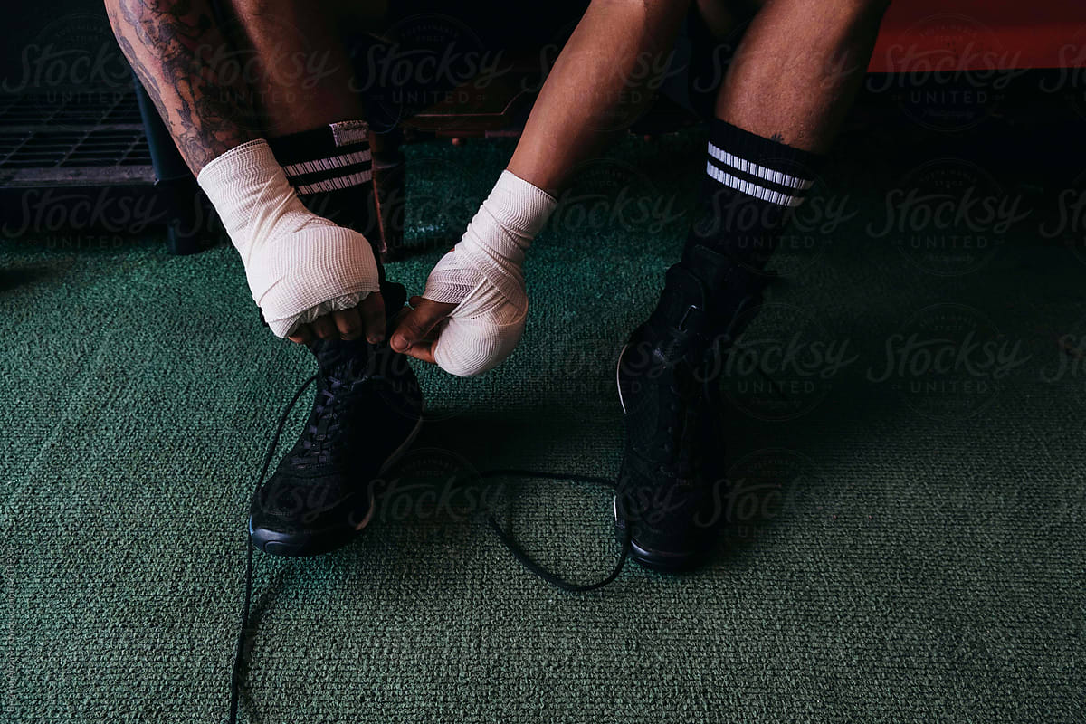 boxer tying his shoes for boxing