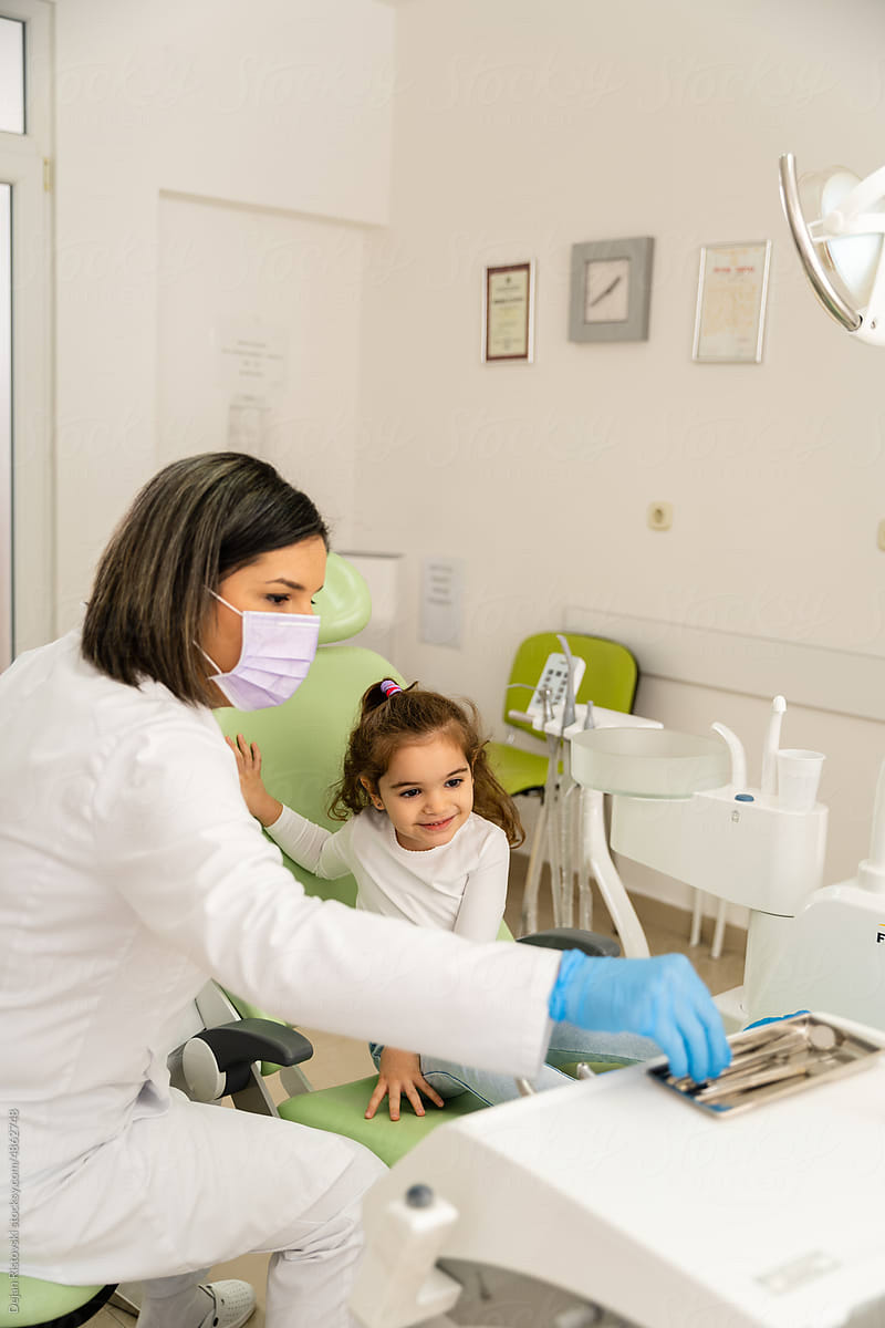 Little girl\'s first dental examination
