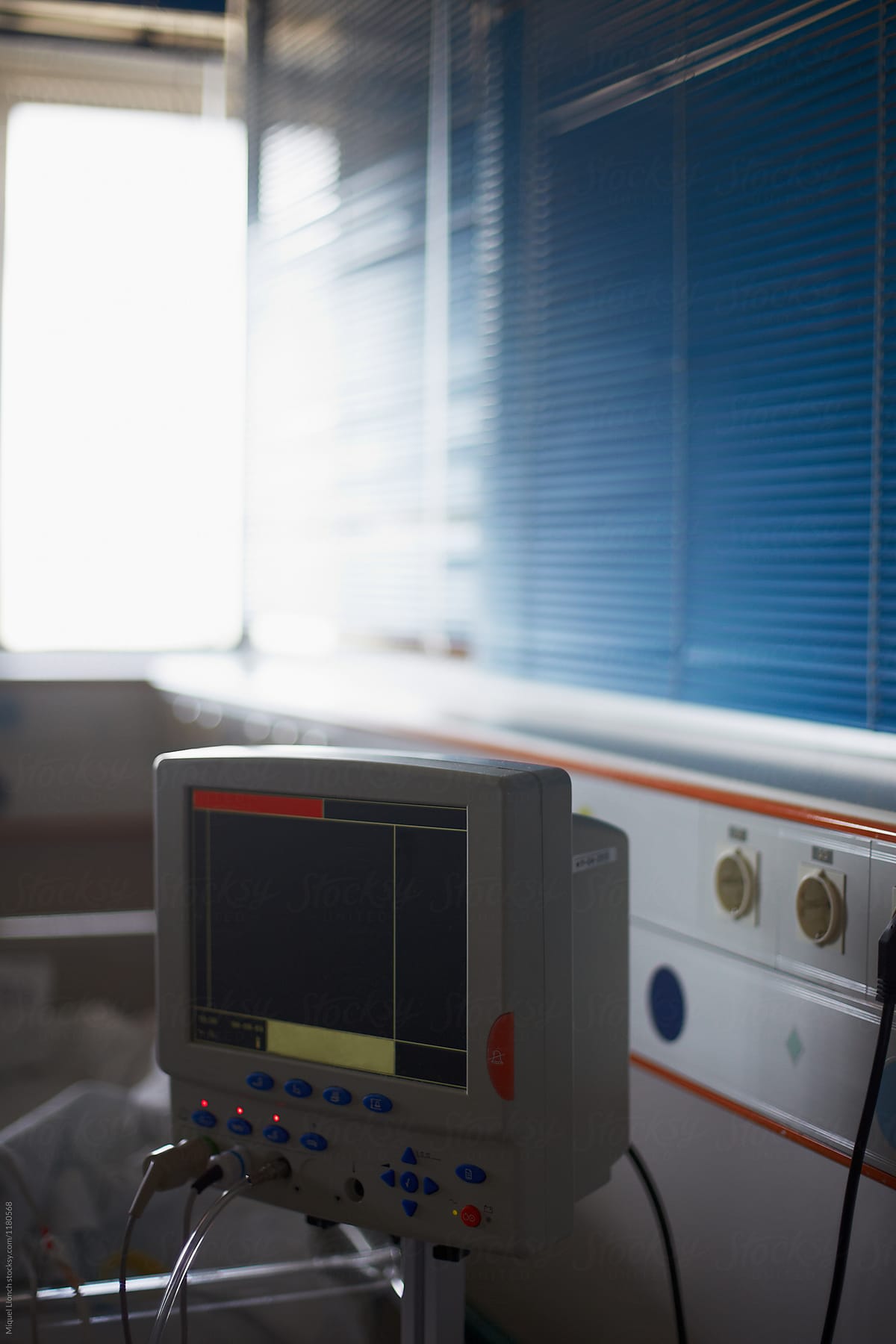 Hospital monitor for control of newborns