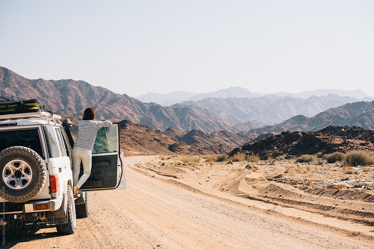 overland roadtrip in the desert