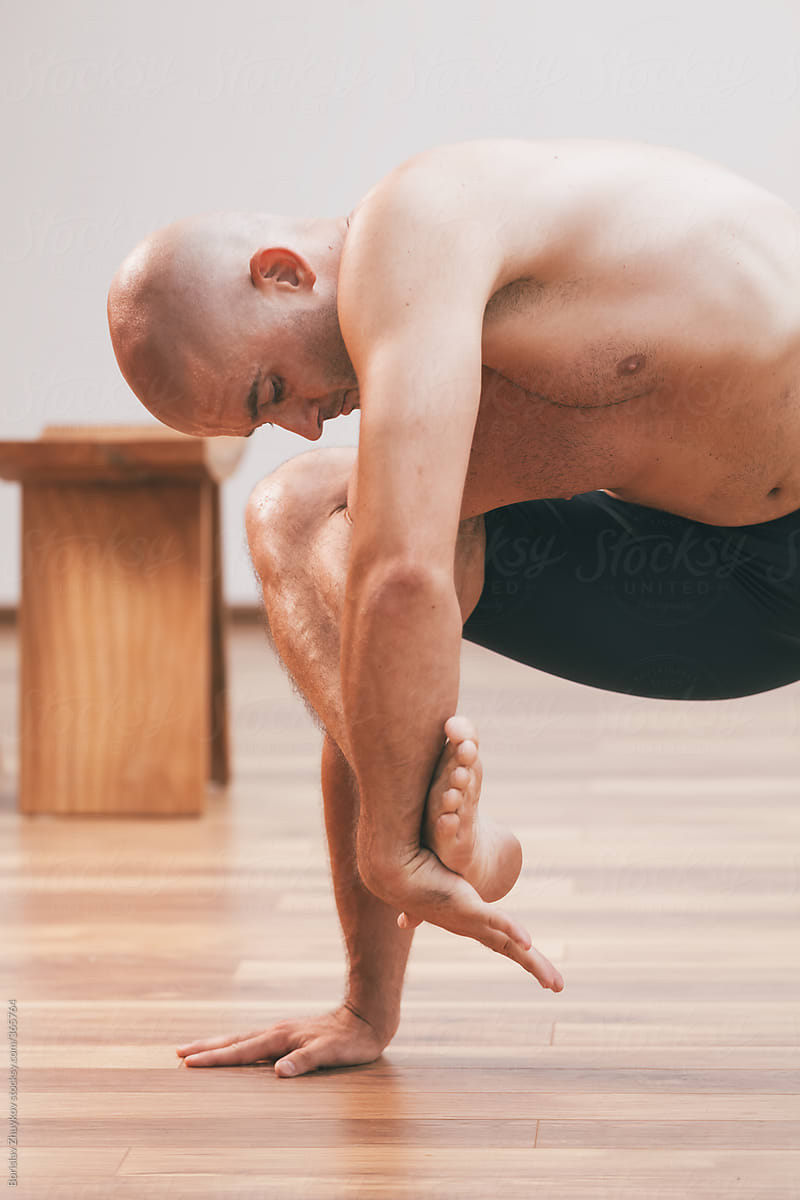 Learn Visvamitrasana, or compass side plank! | Galeri disiarkan oleh yoga  with sara | Lemon8