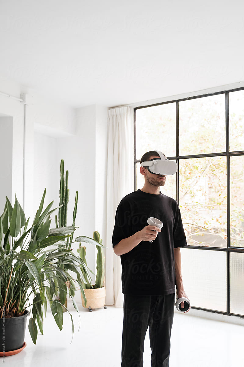 Man video gaming In VR
