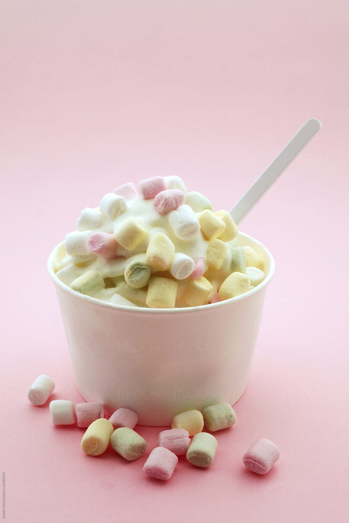 Frozen Yoghurt with marshmallows in Pastel Colors
