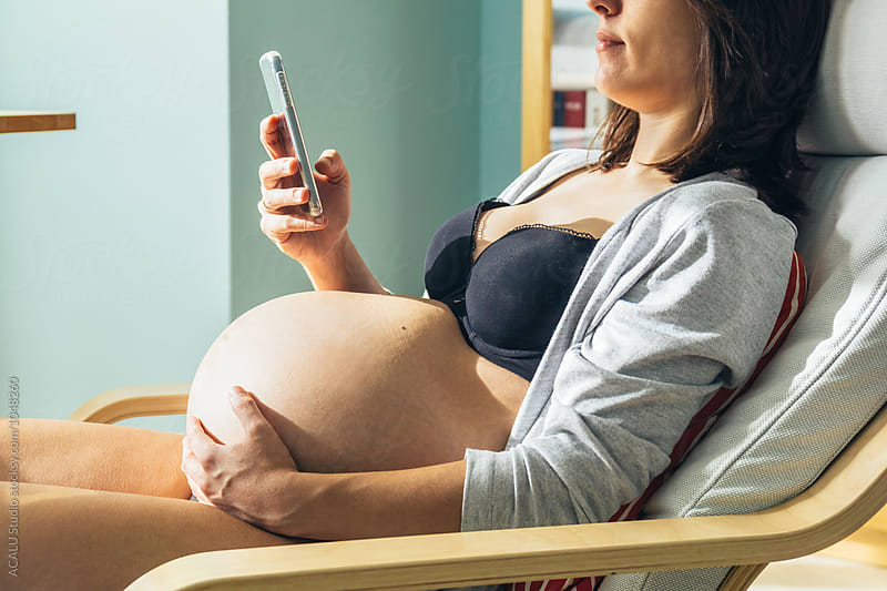 Pregnant with her smartphone