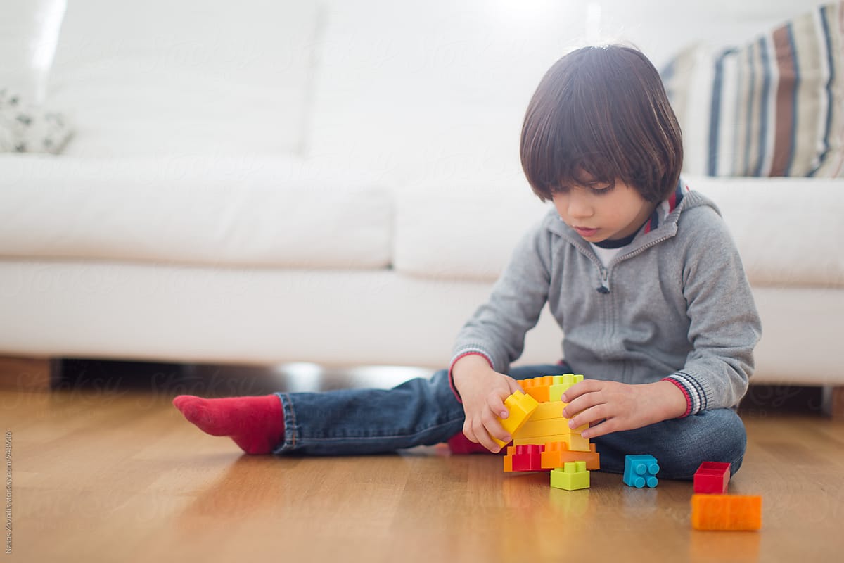 5 year old boy building blocks toys