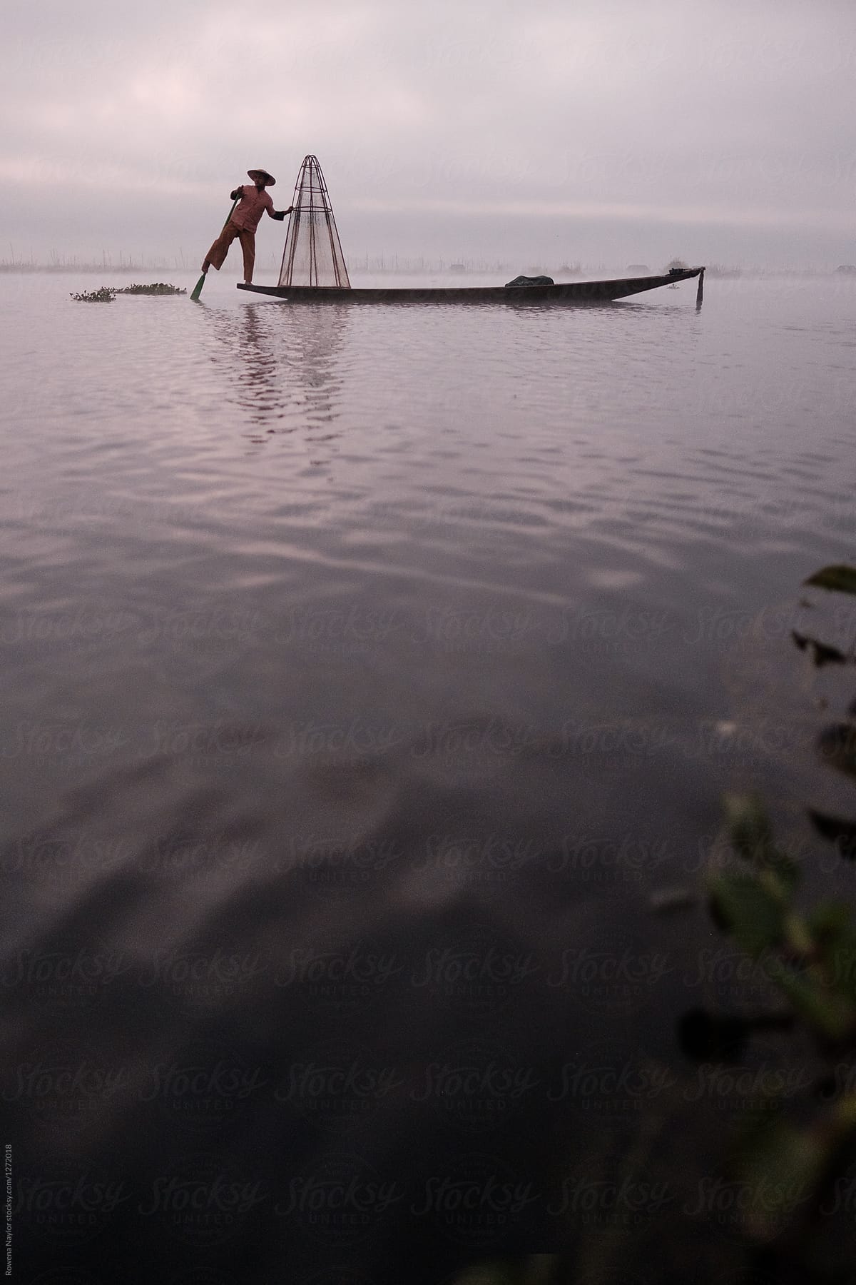 Traditional Shan fisherman fishing on Inle Lake, Myanmar