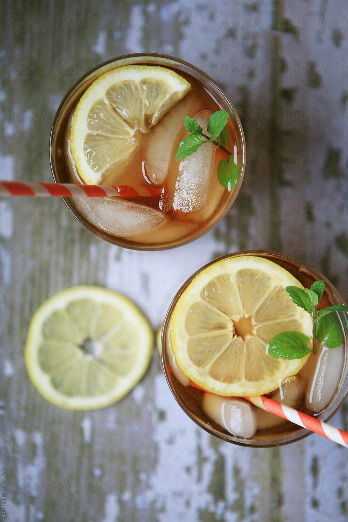 Fresh Brewed Iced Tea With Lemon and Mint