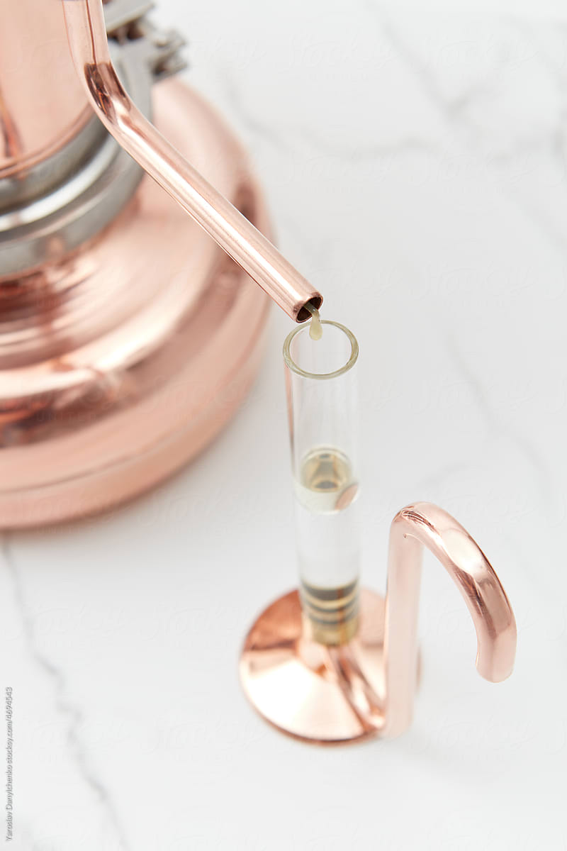 Alembic apparatus for distilling essential oil