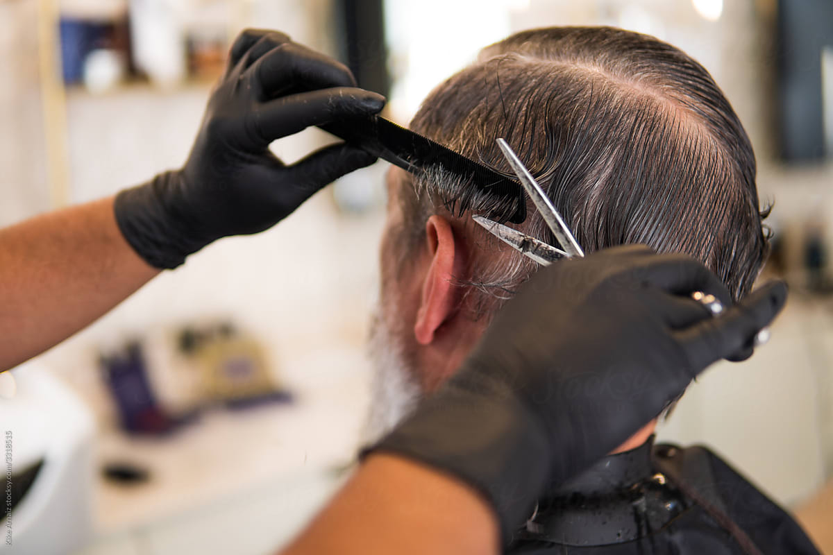 Hairstylist cutting man\'s hair