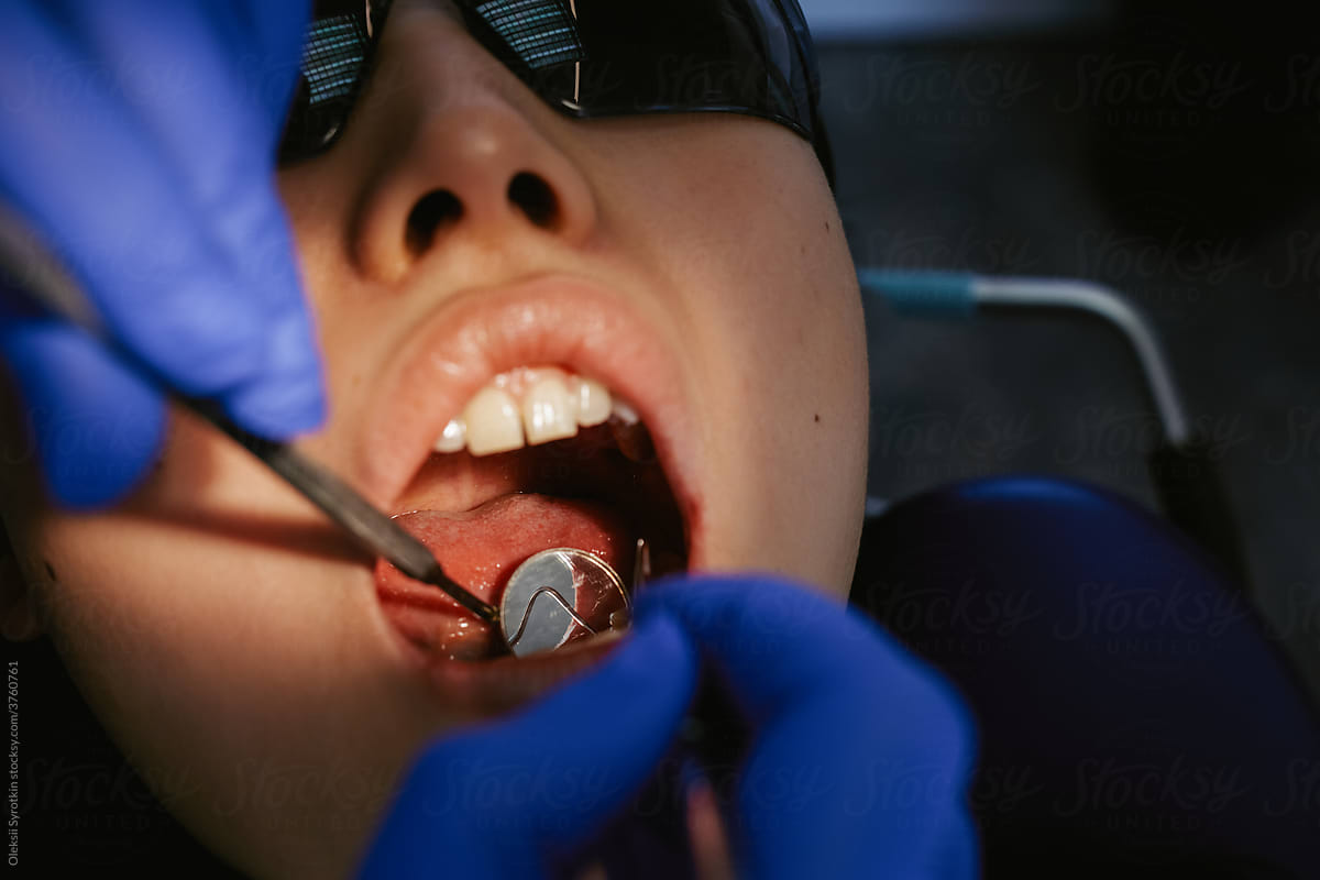 Woman controlling health status of teeth