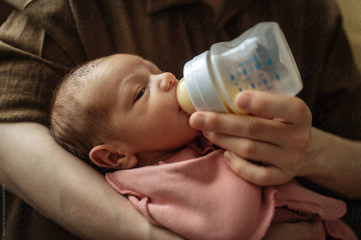 Feeding newborn with formula