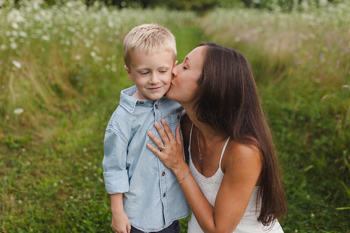 A Mom Kisses Her Son On The Cheek Del Colaborador De Stocksy Amanda Worrall Stocksy 