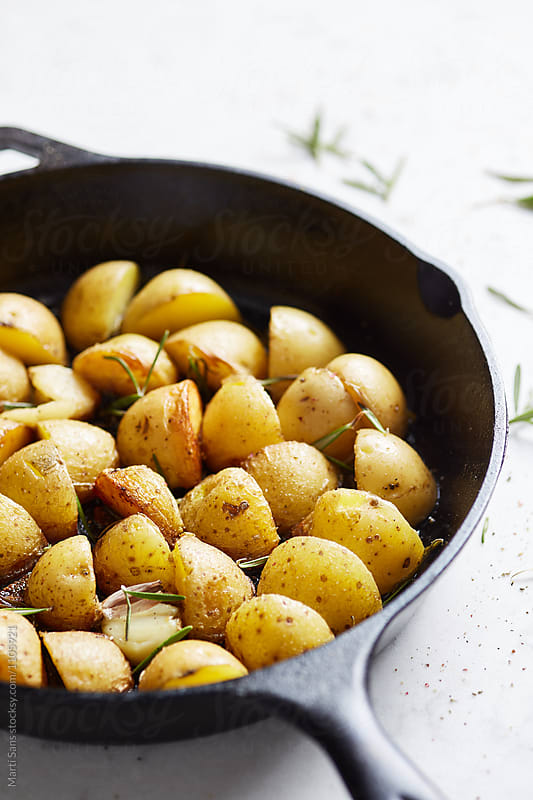 Tasty roasted potatoes with rosemary