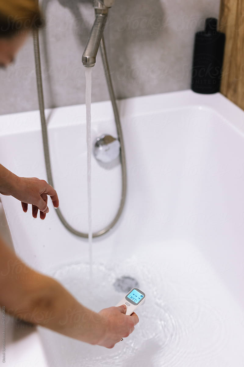 Bathroom tub device thermometer