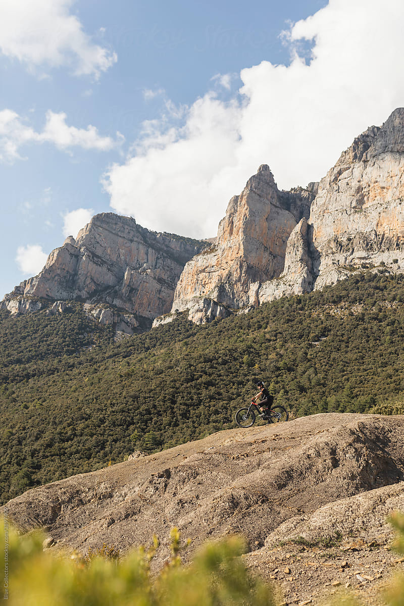 Mountain biker into the dry mountains