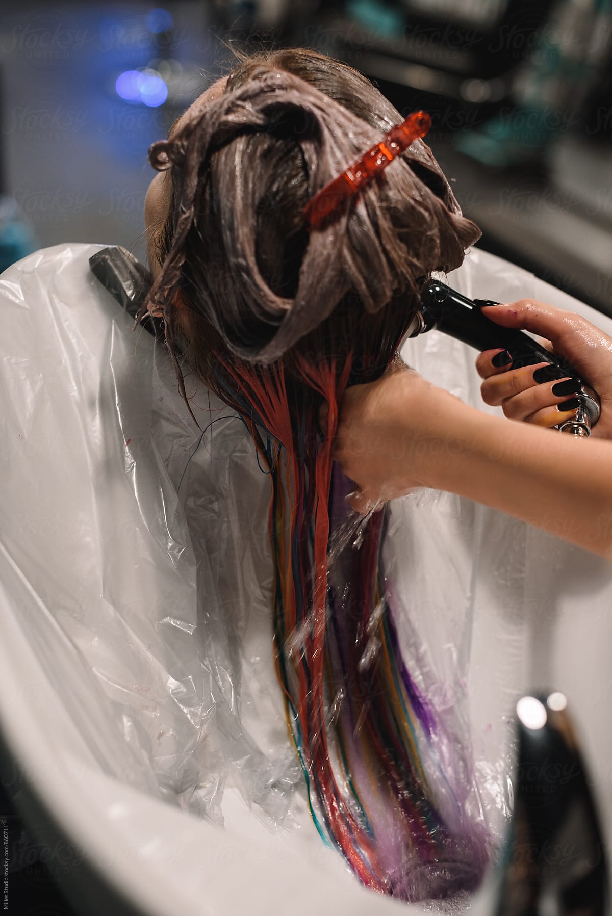 Hairdresser dyeing girl\'s hair
