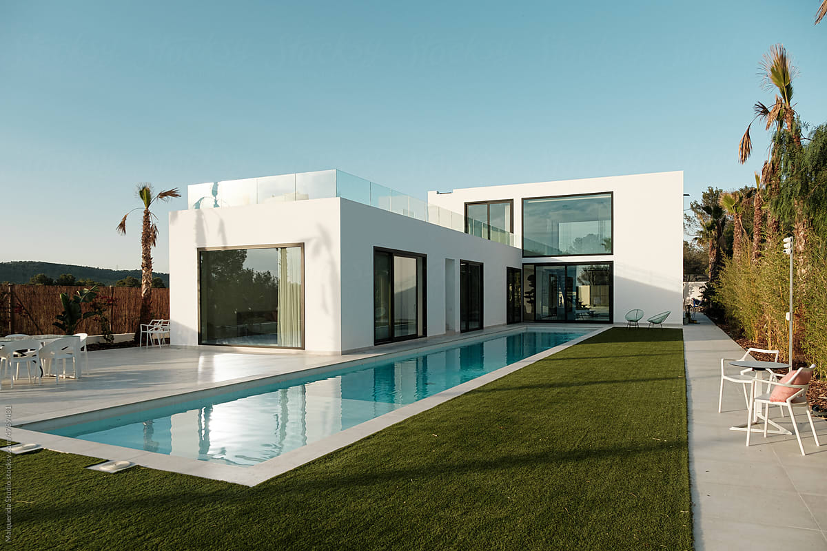 Luxury design house with pool