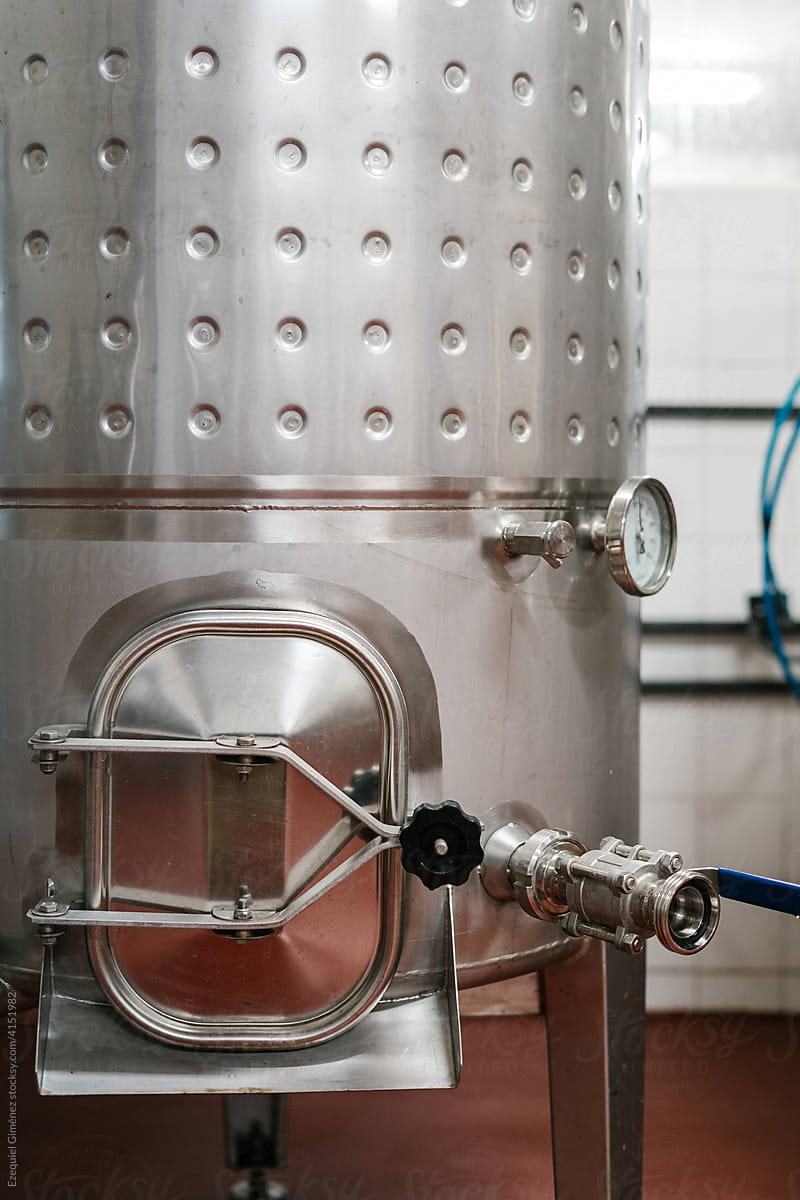 Tank for wine fermentation
