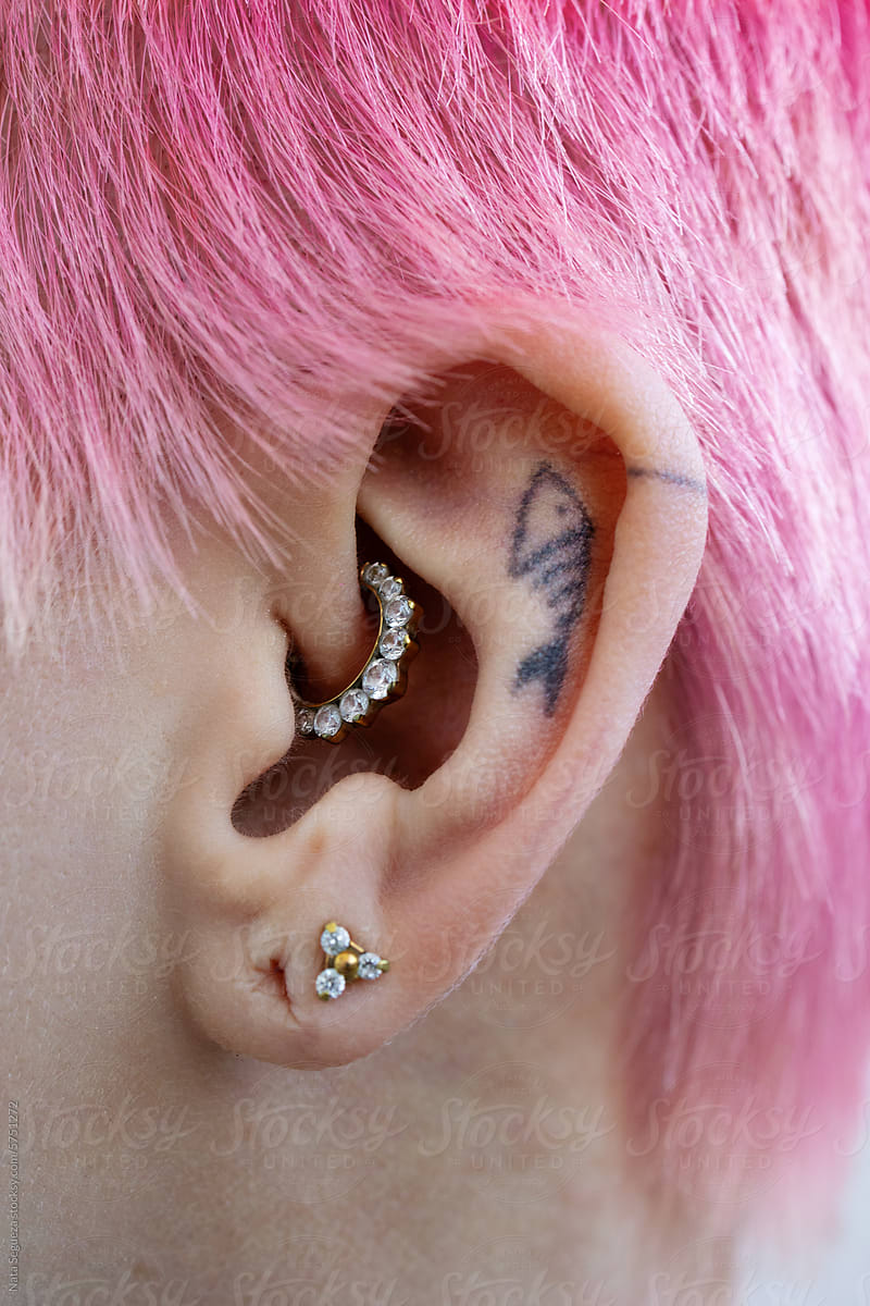 Pink hair and a woman\'s ear