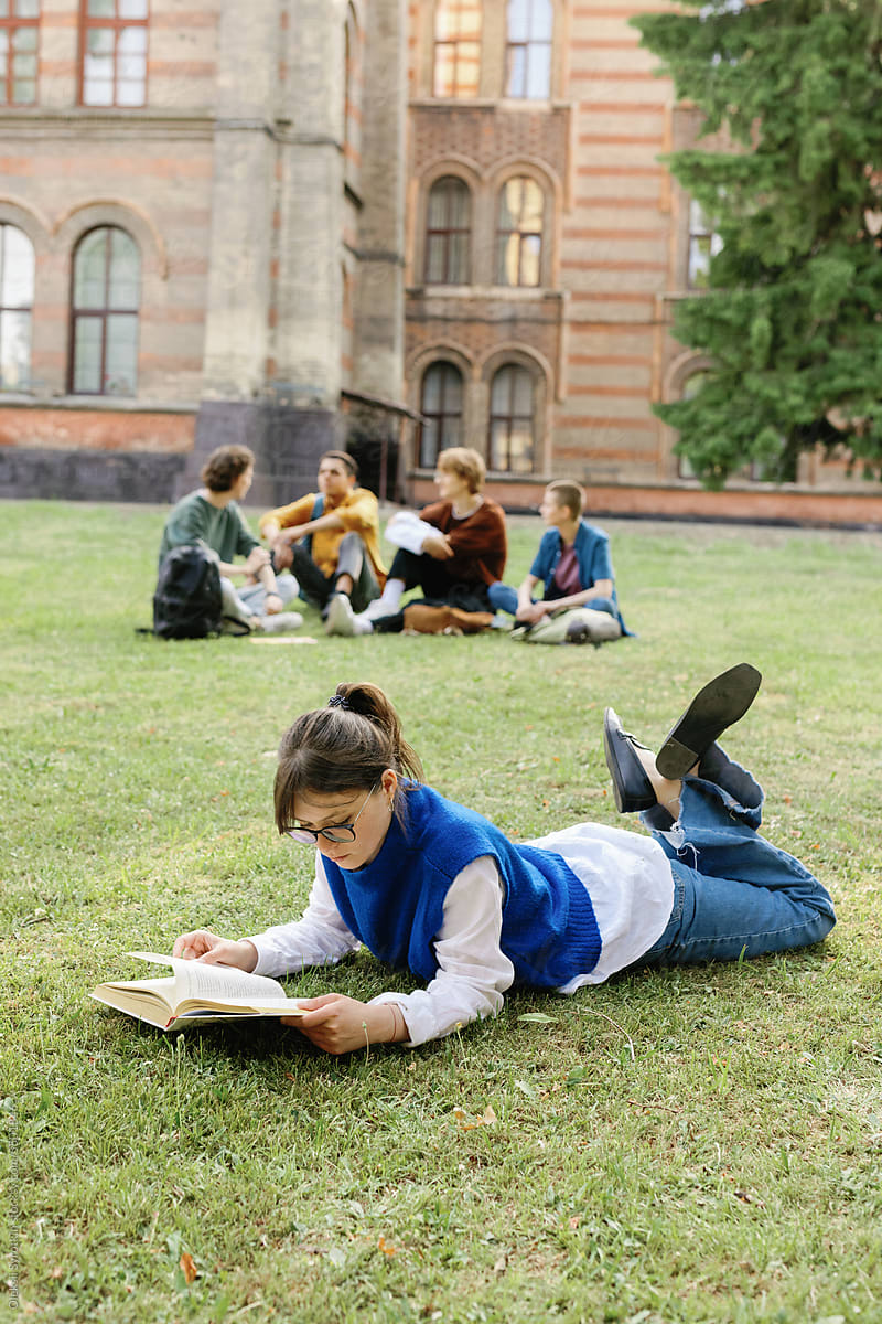 lyceum freshman reading, relax lawn courtyard. Student break